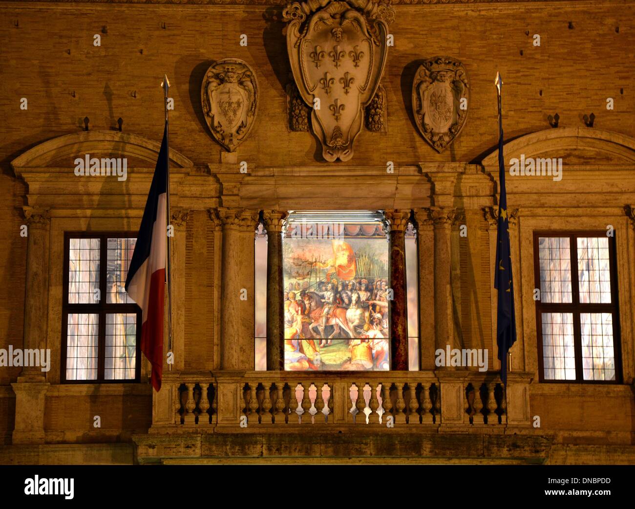 Rom, Italien. 13. Mai 2013. Der Palazzo Farnese in Rom, Italien, 13. Mai 2013 fotografiert nachts. Es sind Gemälde in der Eingangshalle auf der ersten Ebene aus dem 16. Jahrhundert beherbergt heute die französische Botschaft. Foto: Waltraud Grubitzsch - Achtung! KEIN Kabel-SERVICE-/ Dpa/Alamy Live News Stockfoto