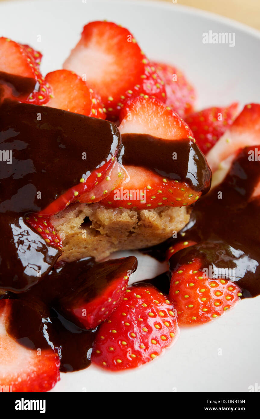 Vegane Rhabarber Bananenbrot mit frischen Erdbeeren und Schokoladensauce. Eine reizvolle Kombination von Aromen. Stockfoto