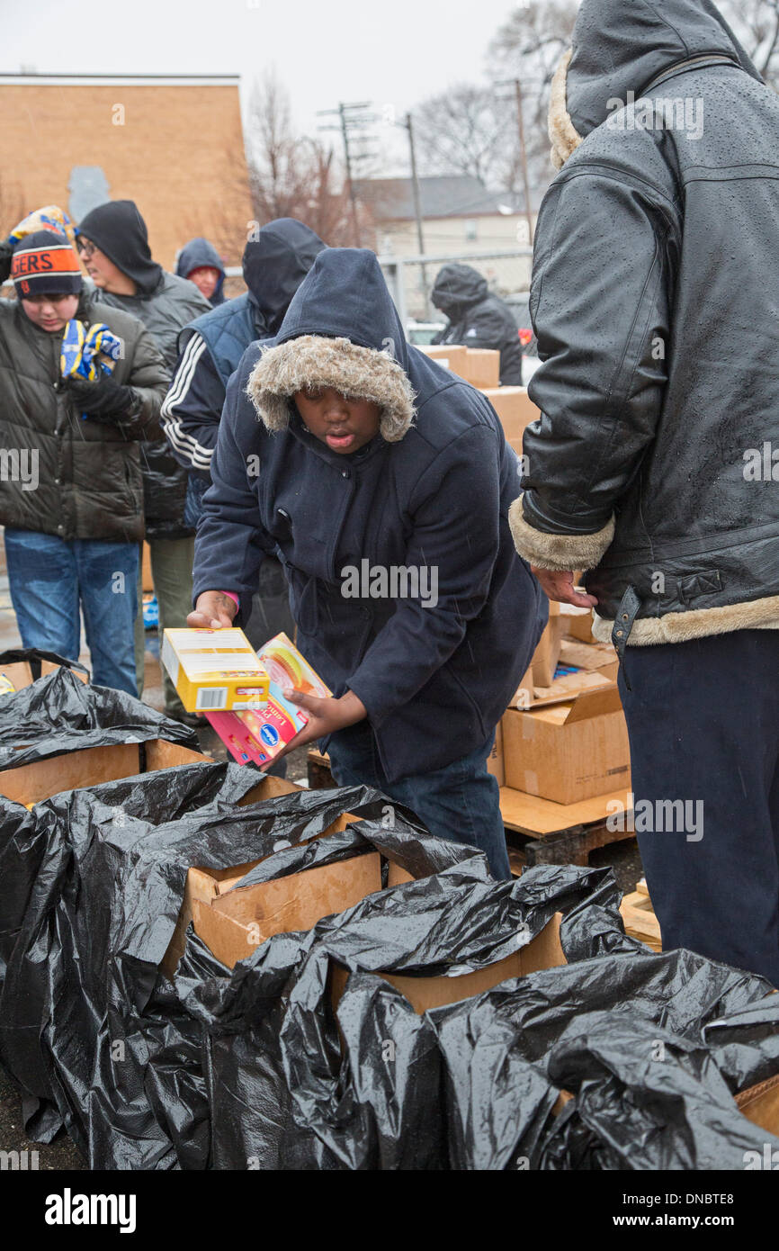 Detroit, Michigan, USA - verpackt In einen kalten Regen, Freiwillige aus örtlichen Gewerkschaften Urlaub Futterboxen für benachteiligte. Die jährliche Veranstaltung verteilt Nahrungsmittel von den Gewerkschaften, rund 900 Familien gekauft. Bildnachweis: Jim West/Alamy Live-Nachrichten Stockfoto