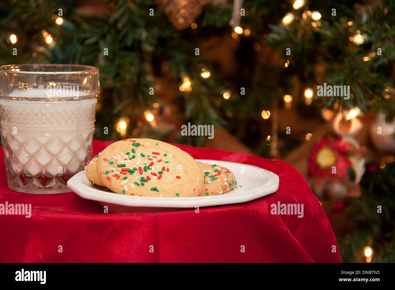 Kekse und Milch für den Weihnachtsmann Stockfoto