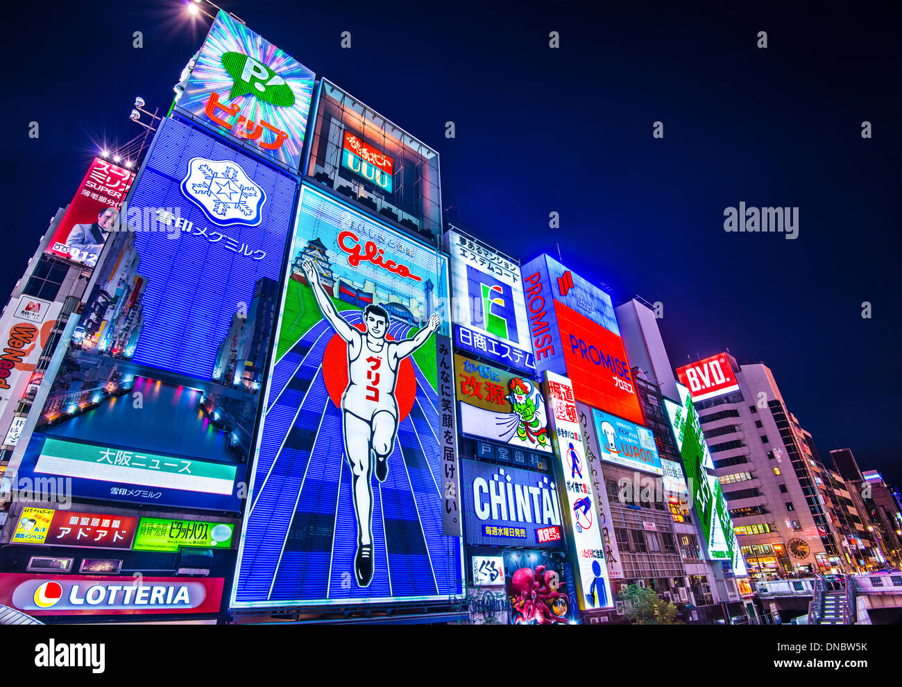 Osaka, Japan Dotonbori Leuchtreklamen. Stockfoto