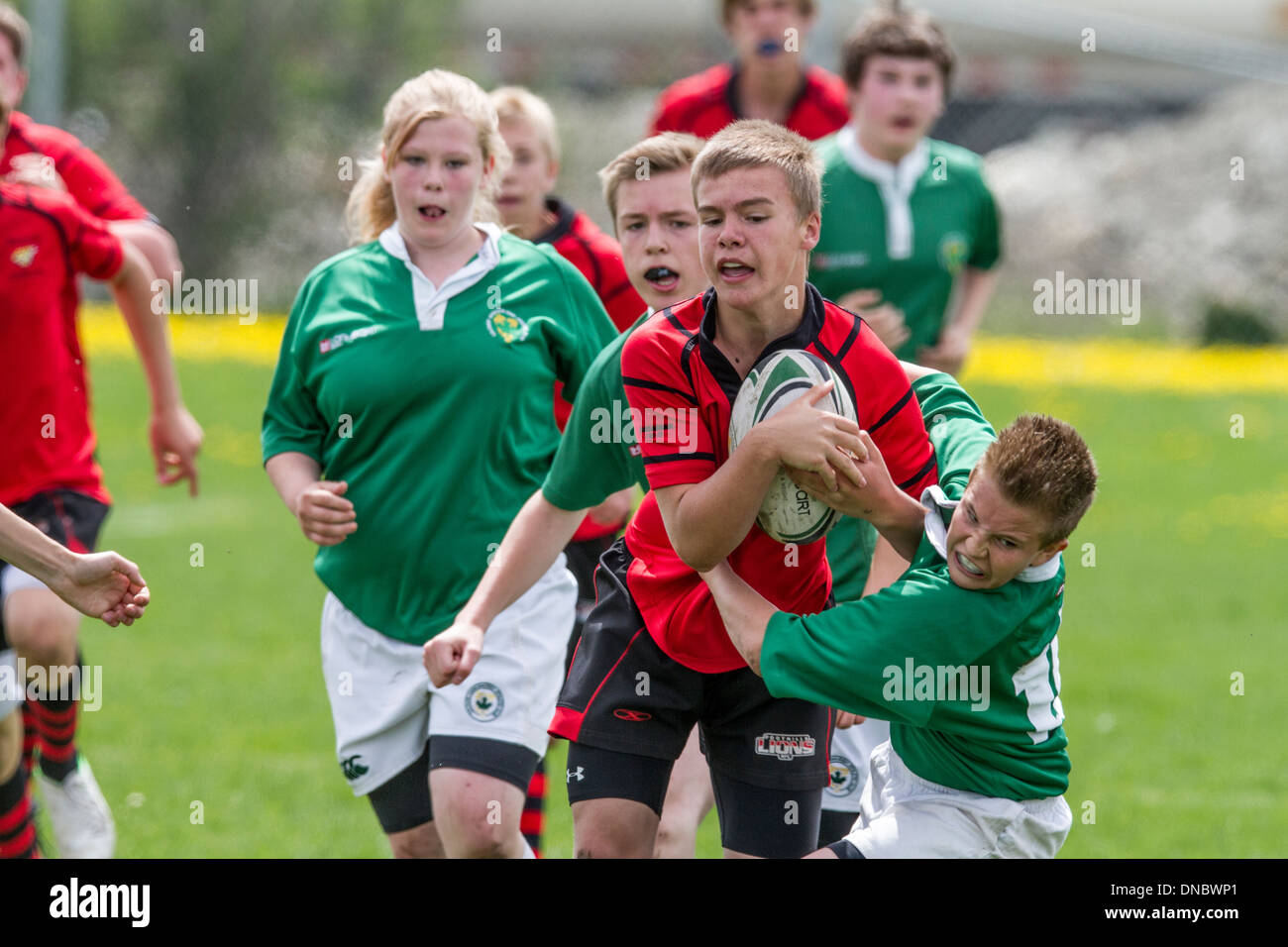 Athletische Jungs spielen Sport, High School Rugby-Fußball Stockfoto