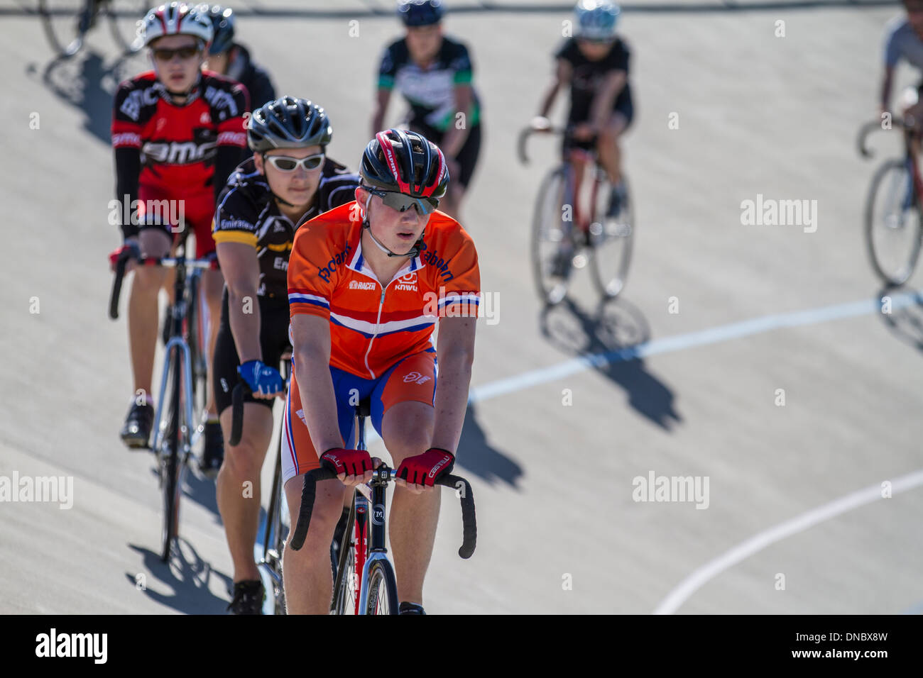 Calgary-Langlauf-Team mit Radfahren für cross-Training im Glenmore Velodrome, Calgary, Alberta, Kanada Stockfoto