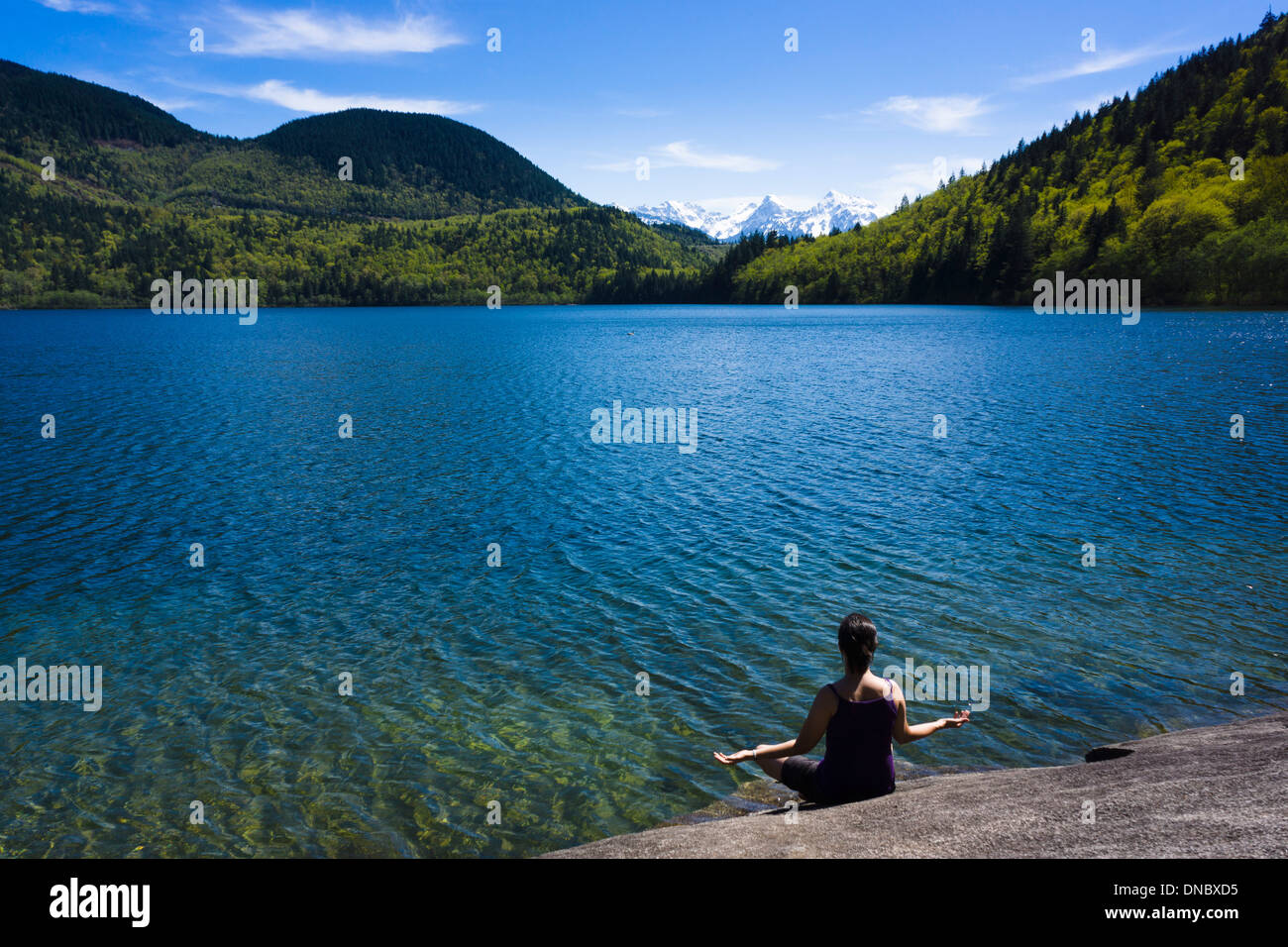 Junge Frau meditieren am Hicks Lake in Sasquatch Provincial Park, Britisch-Kolumbien, Kanada Stockfoto