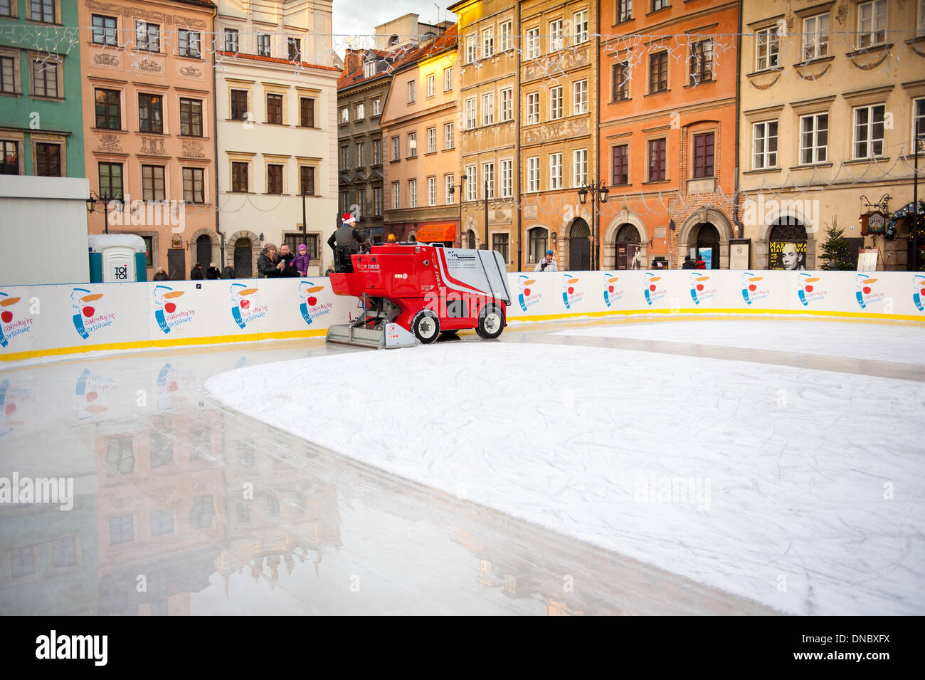 Arbeiter auf rote Maschine sogar Eisbahn in der Altstadt Stockfoto