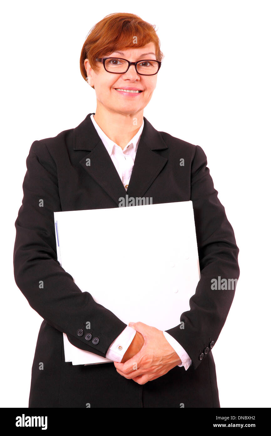 Reife rote kurzhaarige Geschäftsfrau mit weißen Office-Ordner, isoliert Stockfoto