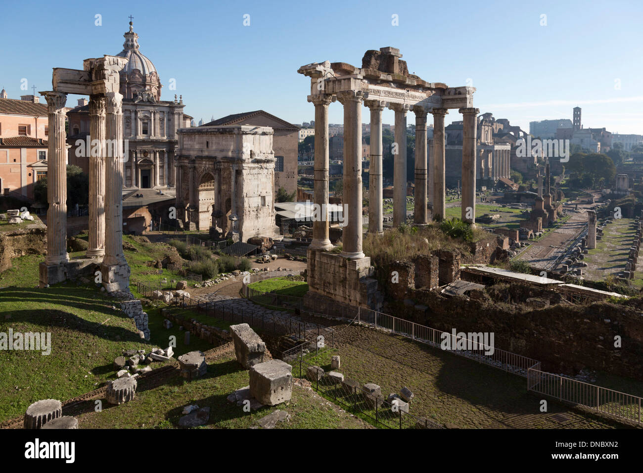 Tempel des Castor und Pollux, Tempel des Saturn, Kirche Santi Luca e Martina und Bogen des Septimius Severus, Forum Romanum, Rom Stockfoto