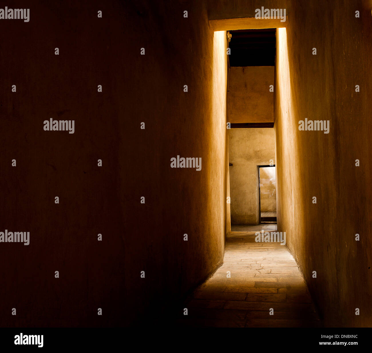 Old Cairo fatimidischen Korridor Hausbeleuchtung gelbe Tür Schatten Tunnel Geschichte Ägyptens historische Stockfoto