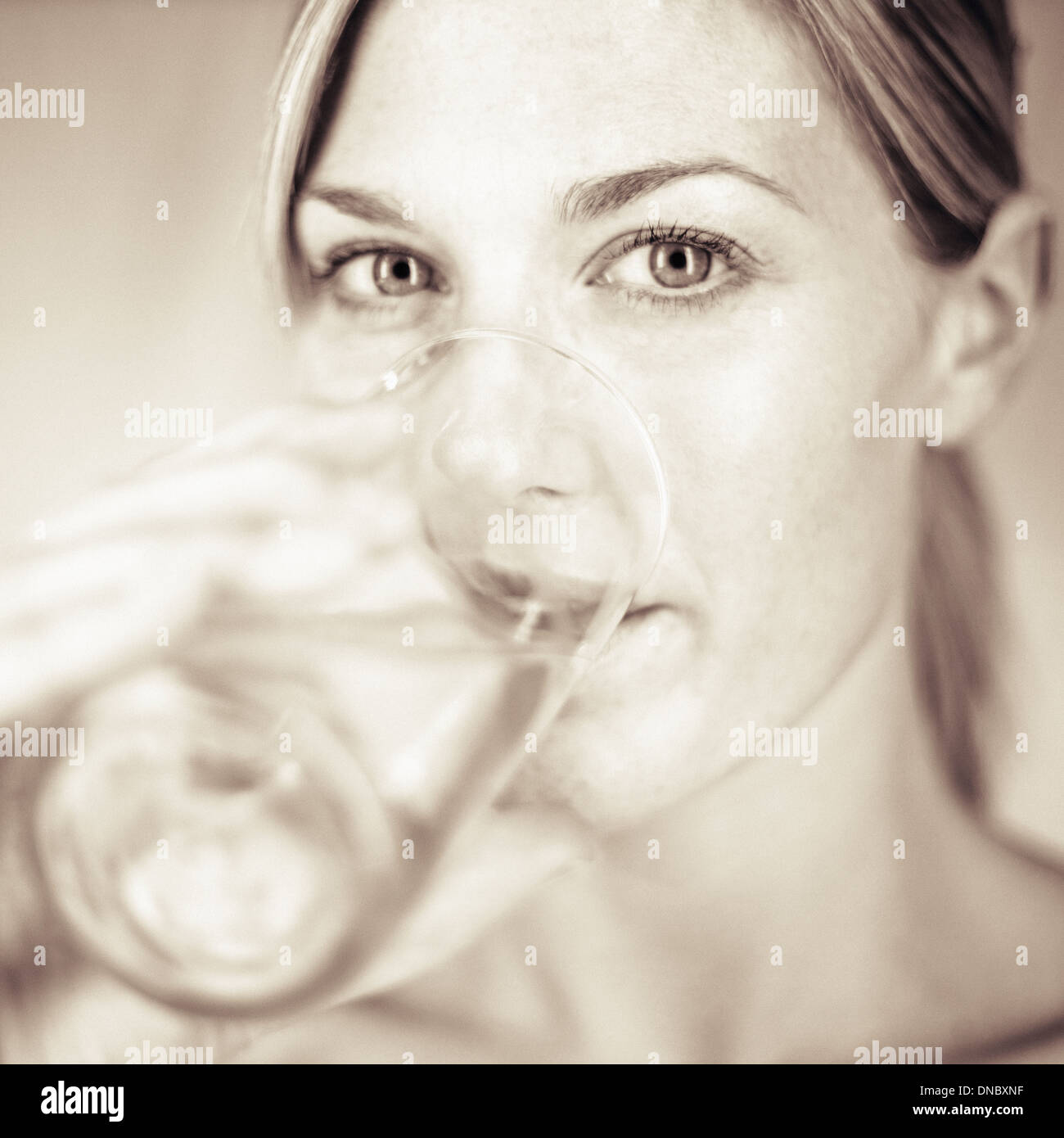 Eine junge Frau, ein Glas Wasser zu trinken Stockfoto