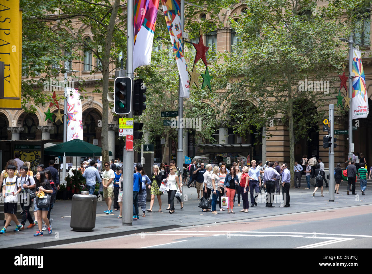 George Street und Martin Place kreuzen sich im Stadtzentrum von Sydney, australien, mit Büroangestellten, die auf dem Bürgersteig laufen Stockfoto