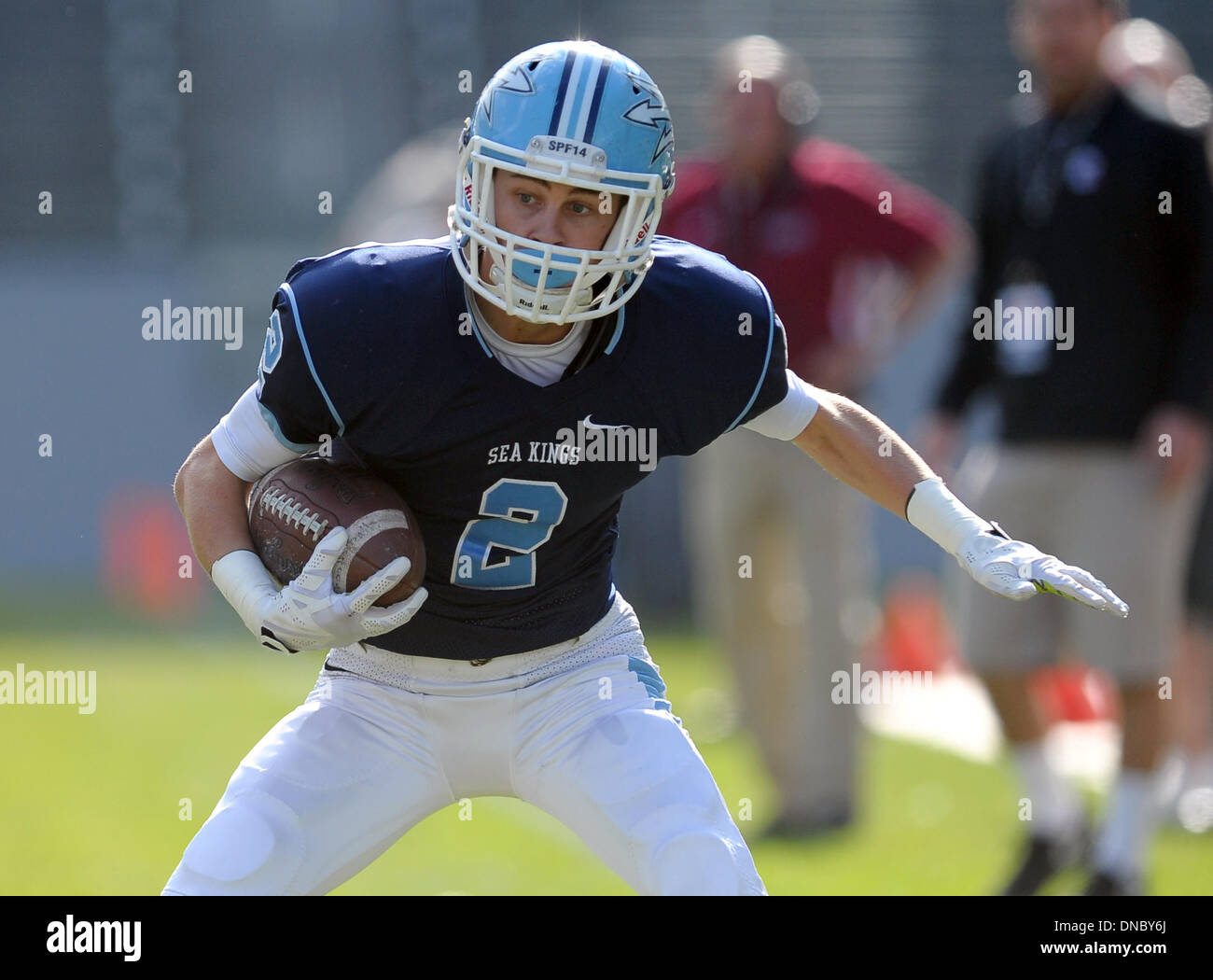 Carson, Kalifornien, USA. 21. Dezember 2013. 21. Dezember 2013 läuft Carson, CA. Corona del Mar Sea Kings Wide Receiver Bo St. Spiel #2 nach dem Fang in die CIF State Division 3 Meisterschaft Bowl-Spiel zwischen dem Heiligen Herzen Prep Gators und Corona del Mar Sea Kings im Stub Hub Center in Carson, CA. David Hood/CSM. © Csm/Alamy Live-Nachrichten Stockfoto
