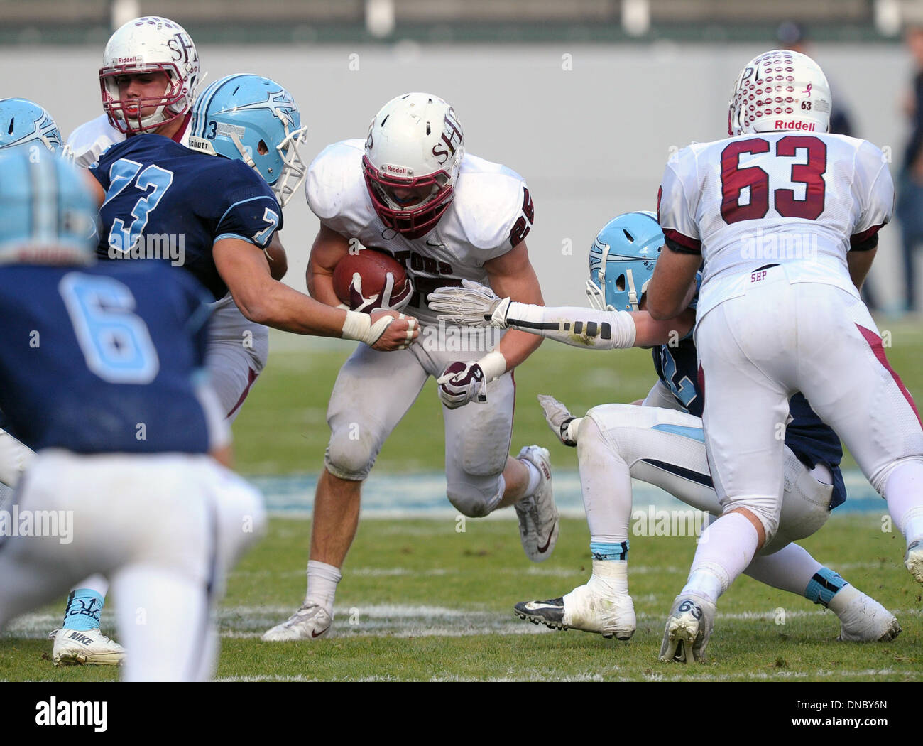 Carson, Kalifornien, USA. 21. Dezember 2013. 21. Dezember 2013 Carson, CA. Heilige Herz Prep Gators Ben Burr-Kirven #25 trägt den Ball in die CIF State Division 3 Meisterschaft Bowl-Spiel zwischen dem Heiligen Herzen Prep Gators und Corona del Mar Sea Kings im Stub Hub Center in Carson, CA. David Hood/CSM. © Csm/Alamy Live-Nachrichten Stockfoto