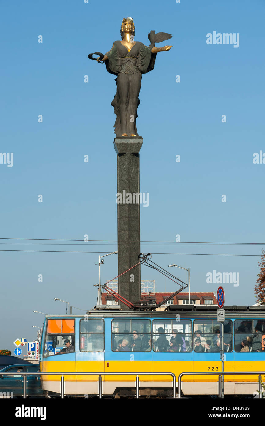 Die Statue von Sveta Sofia (Sankt Sofia) in Sofia, der Hauptstadt von Bulgarien. Die Statue steht, wo eine Statue von Lenin einst stand. Stockfoto