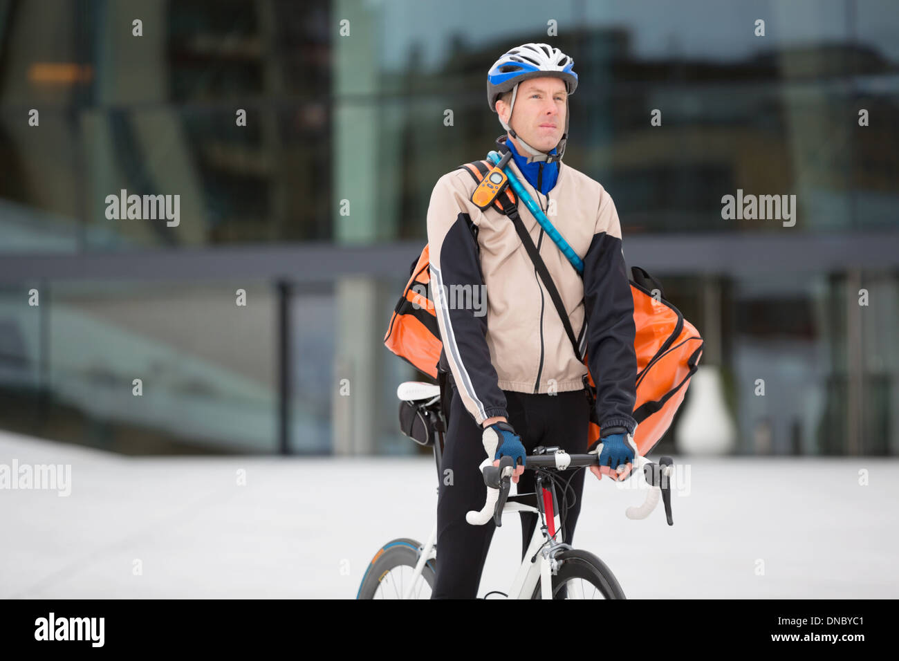 Männliche Radfahrer mit Lieferung Kuriertasche Stockfoto