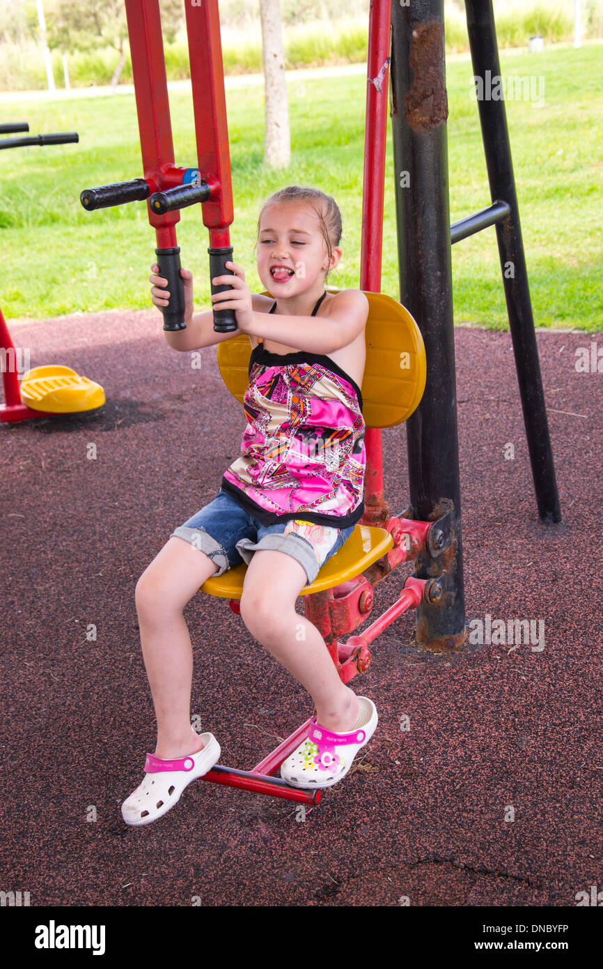 Mädchen Training zu einem Outdoor-Fitness-Park Stockfoto