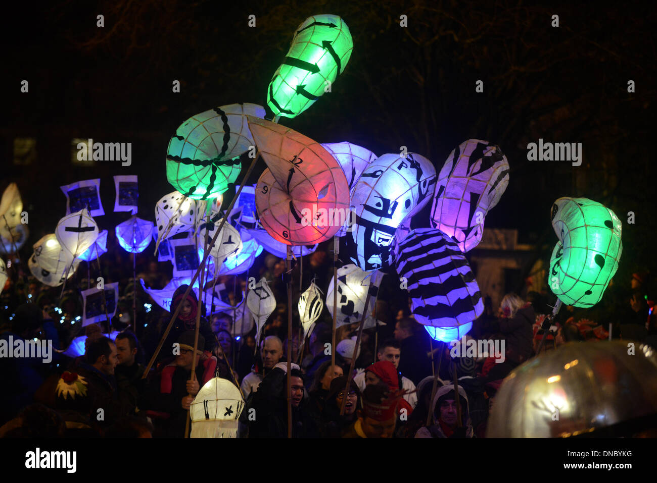 Brighton, UK. 21. Dezember 2013. Tausende von Menschen feiern die Wintersonnenwende bei den brennenden der Uhren-Feier findet in Brighton und Hove, East Sussex, UK. 21.12.13-Credit: Chloe Parker/Alamy Live-Nachrichten Stockfoto