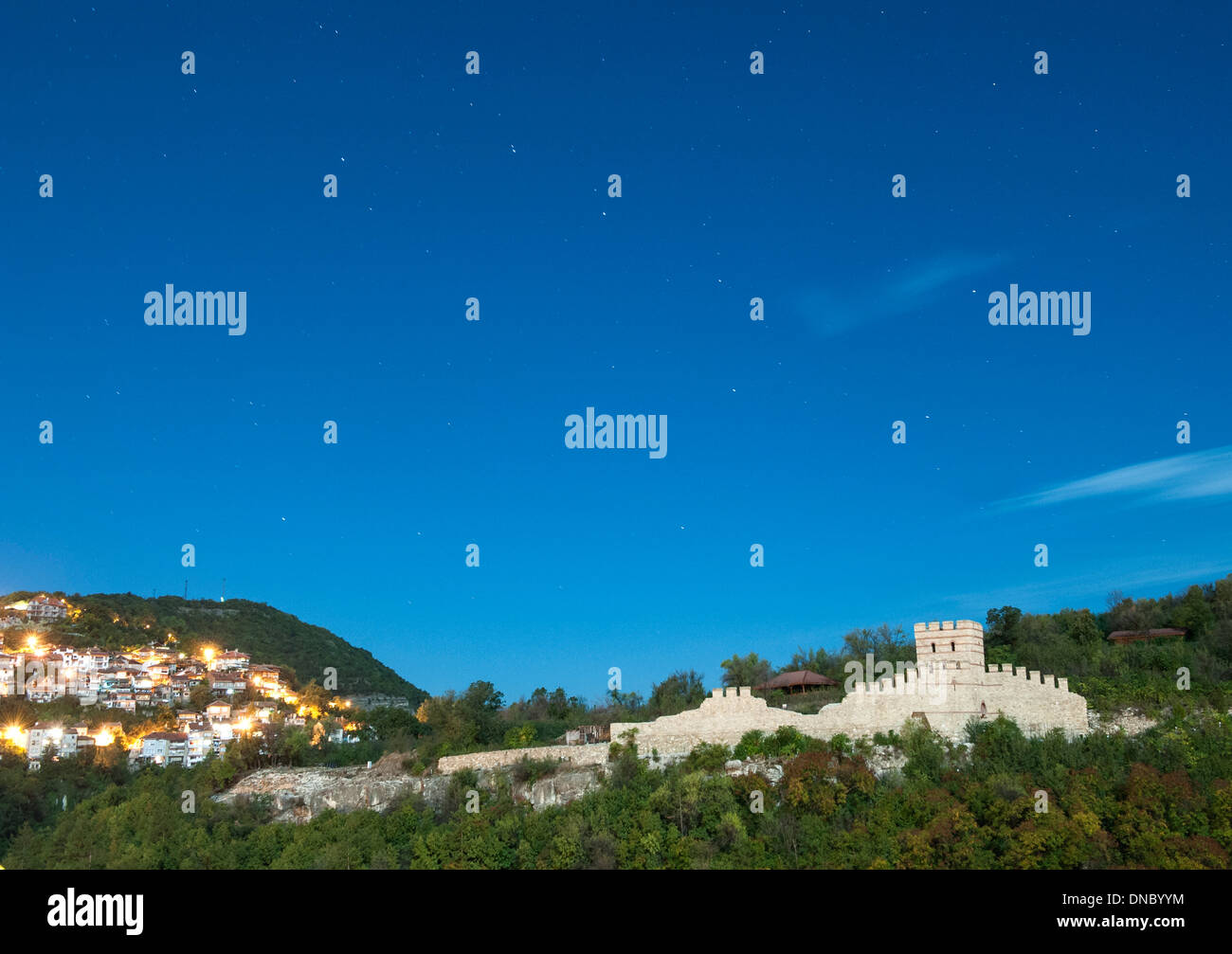 Nachtzeit, Mondschein Blick auf einen Teil der Mauern der Festung Zarewez in Veliko Tarnovo in Bulgarien. Stockfoto