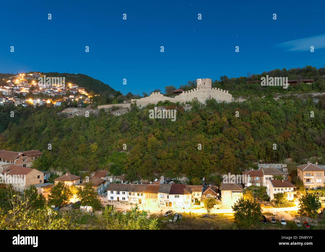 Nachtzeit, Mondschein Blick auf einen Teil der Mauern der Festung Zarewez in Veliko Tarnovo in Bulgarien. Stockfoto