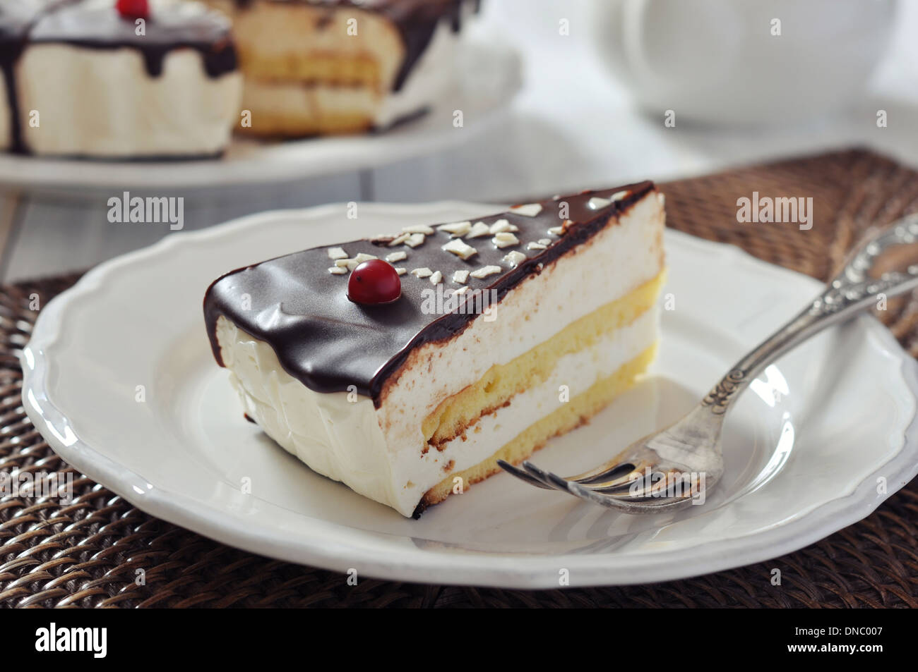 Stück Souffle Kuchen mit Schokoladenglasur auf weißen Teller closeup Stockfoto