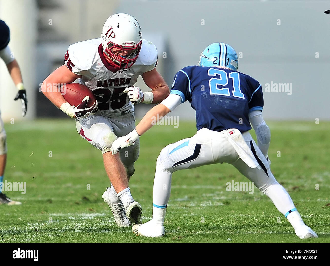 Carson, Kalifornien. 21. Dezember 2013. Heiliges Herz Prep Gators Rb, Ben Burr-Kirven #25 läuft im dritten Quartal in Aktion in die CIF Division 3 California State Football Championship-Fußball-Spiel zwischen dem Heiligen Herzen Prep Gators und Corona del Mar Sea Kings am StubHub Center in Carson, California.The Corona del Mar Sea Kings besiegen die Heiligen Herzen Prep Gators 27-15.Louis Lopez/CSM/Alamy Live News Stockfoto