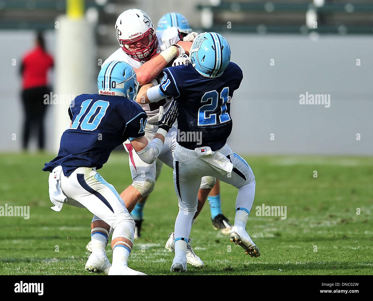 Carson, Kalifornien. 21. Dezember 2013. Heiliges Herz Prep Gators Rb, Ben Burr-Kirven #25 läuft im dritten Quartal in Aktion in die CIF Division 3 California State Football Championship-Fußball-Spiel zwischen dem Heiligen Herzen Prep Gators und Corona del Mar Sea Kings am StubHub Center in Carson, California.The Corona del Mar Sea Kings besiegen die Heiligen Herzen Prep Gators 27-15.Louis Lopez/CSM/Alamy Live News Stockfoto