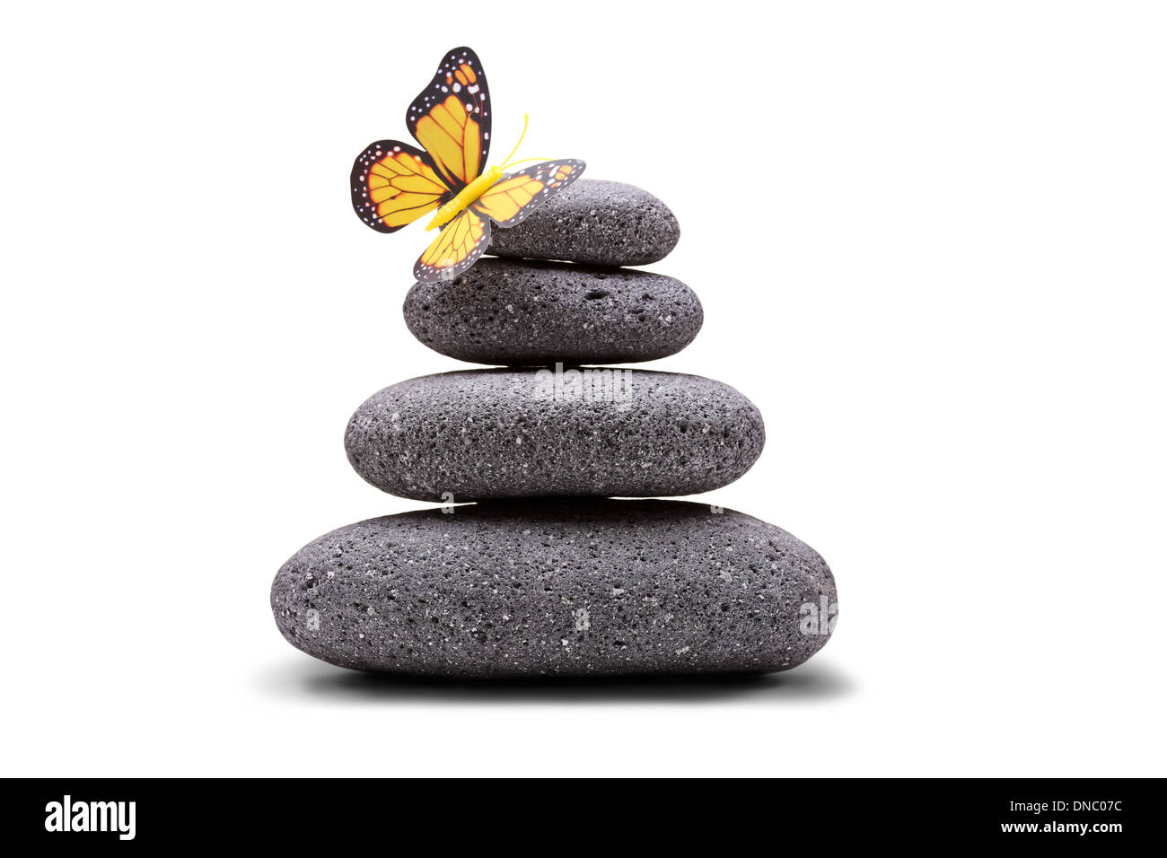 Schmetterling auf einen Stapel von ausgewogenen Steinen Stockfoto