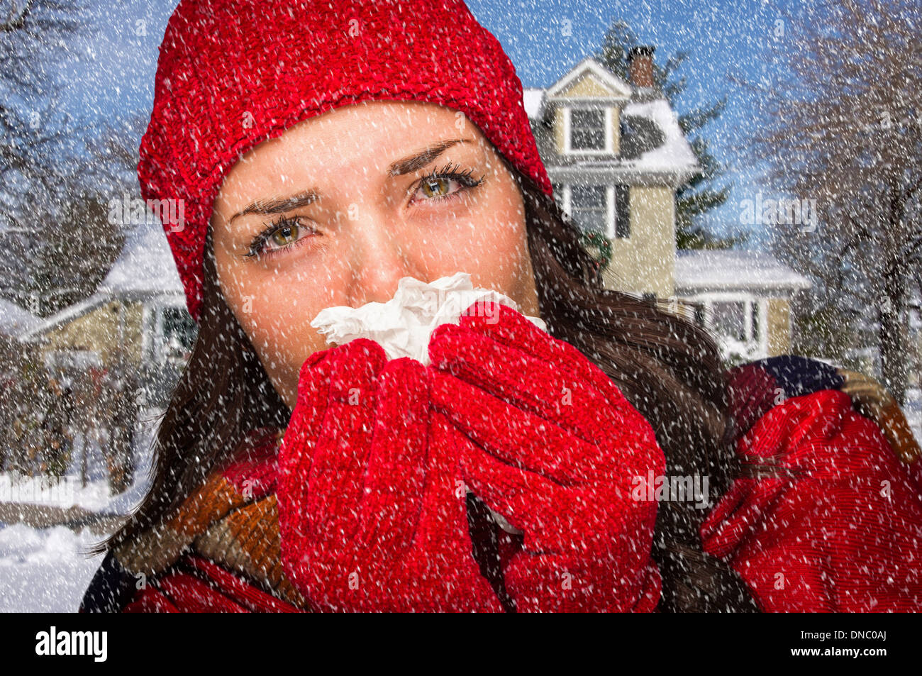 Schwer kranke Frau In fallenden Schnee weht ihre Wunde Nase mit Gewebe außerhalb. Stockfoto