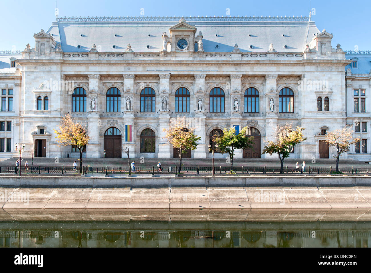 Der Justizpalast am Südufer des Flusses Dâmbovița in Bukarest, der Hauptstadt von Rumänien. Stockfoto
