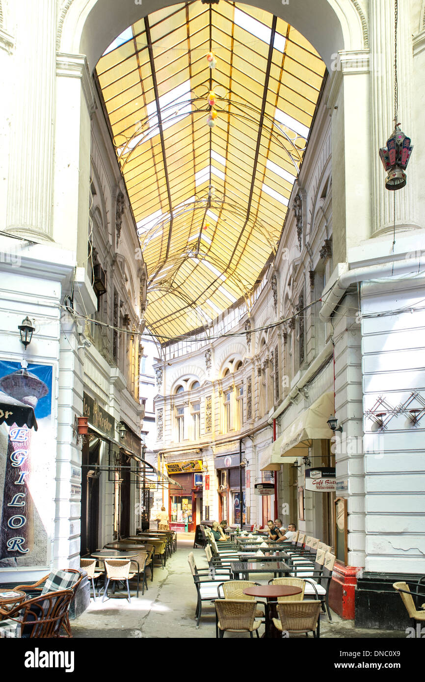 Macca-Vilacrosse-Passage, eine gabelförmige erfasst Fußgänger Arcade-Straße in Bukarest, der Hauptstadt von Rumänien. Stockfoto