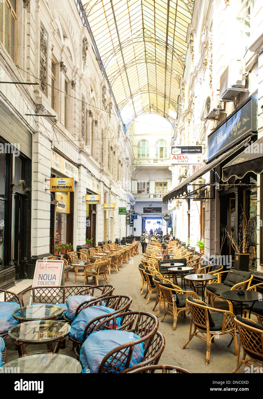 Macca-Vilacrosse-Passage, eine gabelförmige erfasst Fußgänger Arcade-Straße in Bukarest, der Hauptstadt von Rumänien. Stockfoto