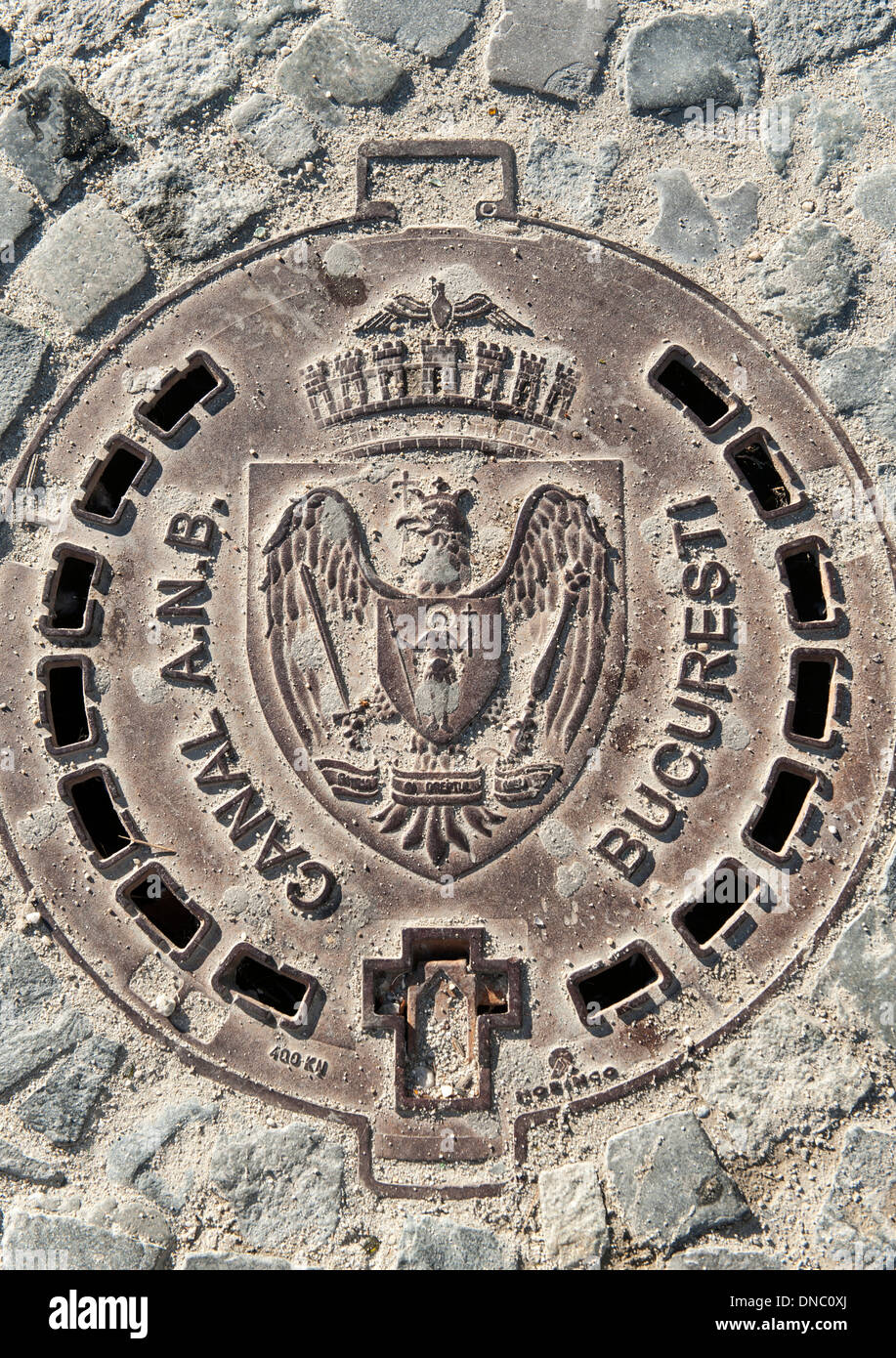 Kanaldeckel in Bukarest, der Hauptstadt von Rumänien. Es ist mit dem Wappen der Stadt eingeschrieben. Stockfoto