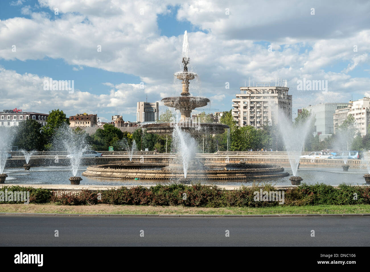 Die Brunnen von Piața Unirii (Platz der Wiedervereinigung) in Bukarest, der Hauptstadt von Rumänien. Stockfoto