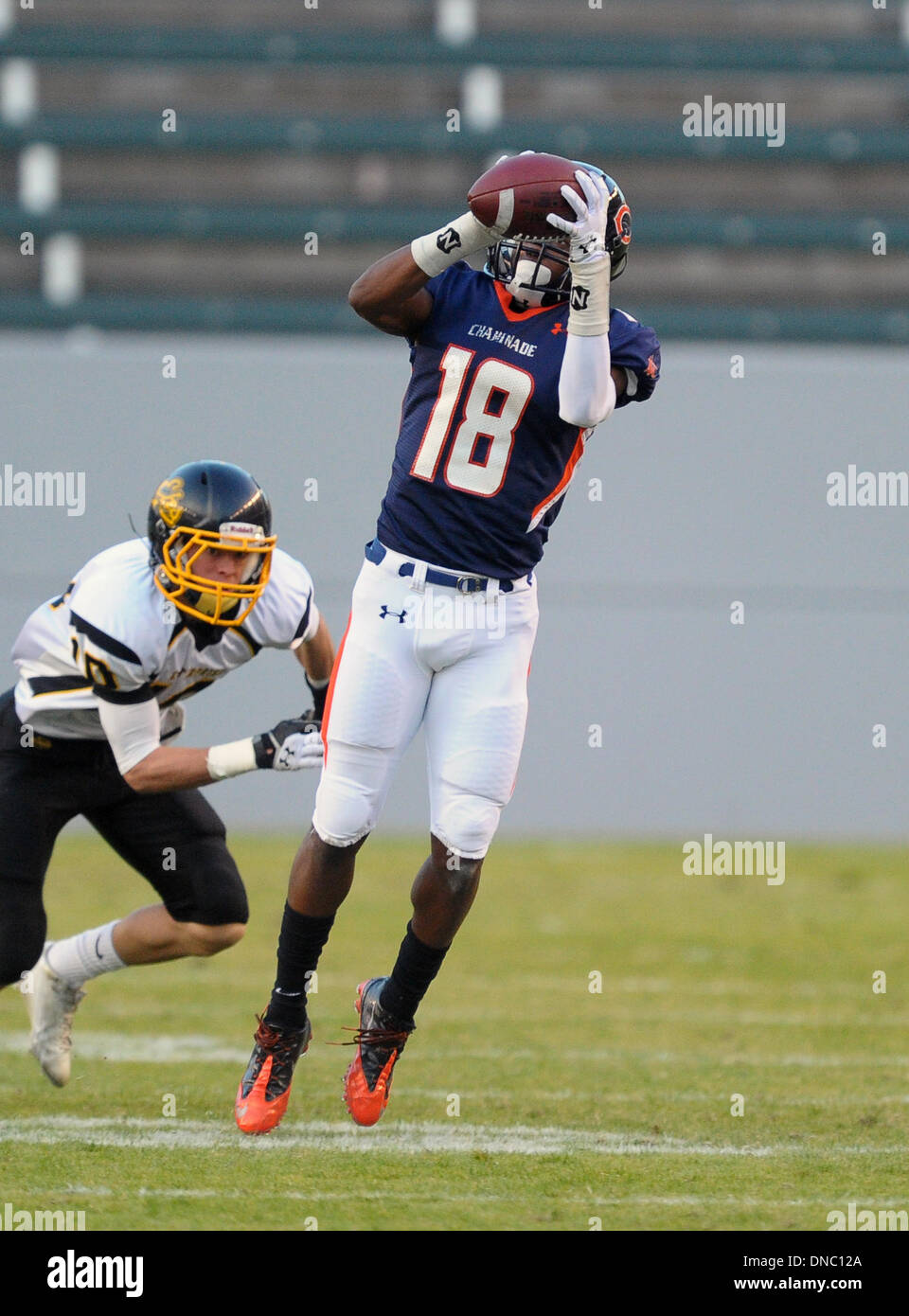 Carson, Kalifornien, USA. 21. Dezember 2013. 21. Dezember 2013 Carson, CA. Chaminade Eagles Wide Receiver Brandyn Lee #18 fängt einen Pass in die CIF State Division 2 Meisterschaft Bowl-Spiel zwischen der Enterprise Hornets und Chaminade Eagles im Stub Hub Center in Carson, CA. David Hood/CSM. © Csm/Alamy Live-Nachrichten Stockfoto
