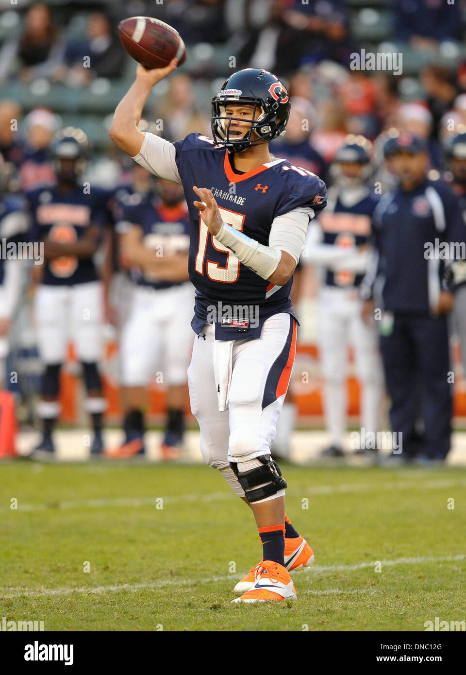 Carson, Kalifornien, USA. 21. Dezember 2013. 21. Dezember 2013 Carson, CA. Chaminade Eagles-Quarterback Brad Kaaya (C) #15 versucht einen Pass in die CIF State Division 2 Meisterschaft Bowl-Spiel zwischen der Enterprise Hornets und Chaminade Eagles im Stub Hub Center in Carson, CA. David Hood/CSM. © Csm/Alamy Live-Nachrichten Stockfoto