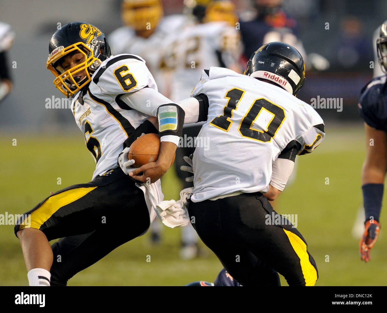 Carson, Kalifornien, USA. 21. Dezember 2013. 21. Dezember 2013 Carson, CA. Enterprise Hornissen Izzy Perea #6 Justin Abney #10 gleichzeitig fangen und einen Pass in die CIF State Division 2 Meisterschaft Bowl-Spiel zwischen der Enterprise Hornets und Chaminade Eagles im Stub Hub Center in Carson, CA. David Hood/CSM. © Csm/Alamy Live-Nachrichten Stockfoto