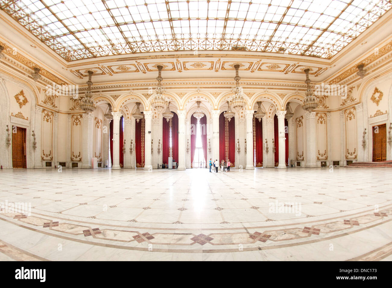Einer der zahlreichen Hallen in der Parlamentspalast in Bukarest, der Hauptstadt von Rumänien. Stockfoto