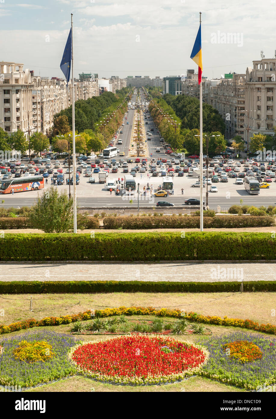 Ansicht der Vereinigung Boulevard vom Balkon des Palastes des Parlaments in Bukarest, der Hauptstadt von Rumänien. Stockfoto