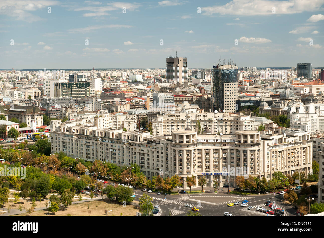 Blick über Bukarest vom Dach des Palastes des Parlaments in Bukarest, der Hauptstadt von Rumänien. Stockfoto