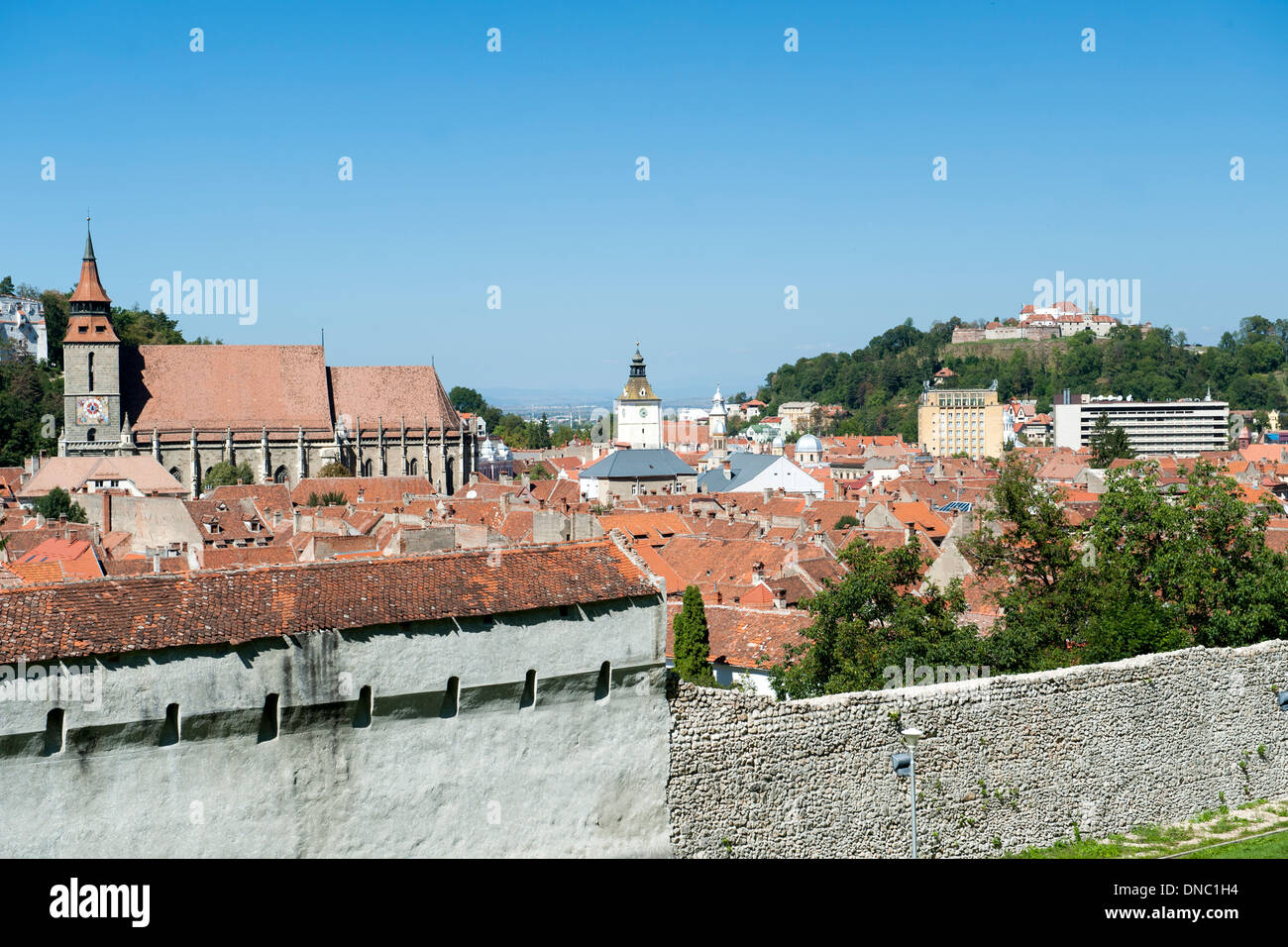 Blick auf die schwarze Kirche und die Altstadt von Brasov, einer Stadt in der Zentralregion Rumäniens in Transsilvanien. Stockfoto