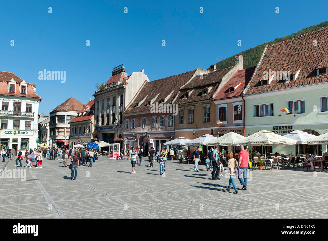 Fußgänger in Kronstadt Rathausplatz (Piața Sfatului) in der Altstadt in Brasov, einer Stadt in der Region Transsilvanien Rumänien. Stockfoto