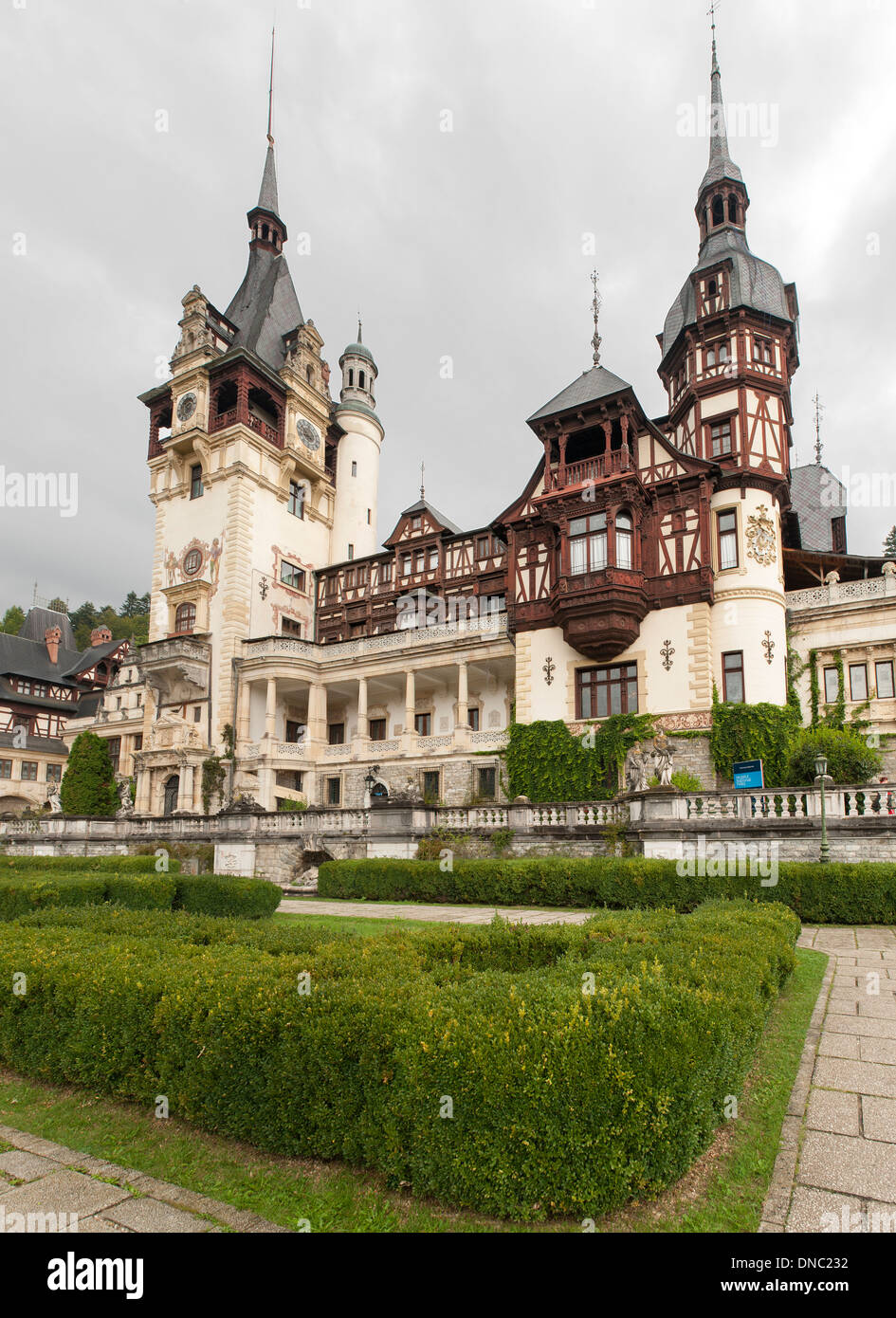 Peleș Burg in der Nähe von Sinaia in den Karpaten in Transsilvanien und Umgebung: Zentralrumänien. Stockfoto