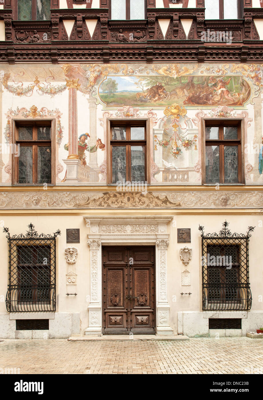 Wandbild und architektonischen Details im Hof von Schloss Peleș in Sinaia Zentralrumänien Transsilvanien und Umgebung. Stockfoto