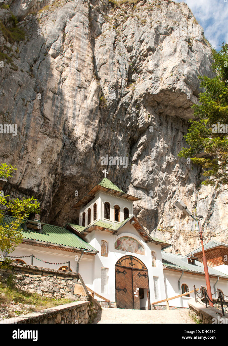 Das Kloster am Eingang zur Ialomicioara Höhle im Bucegi Gebirge der Region Transsylvanien Zentralrumänien. Stockfoto