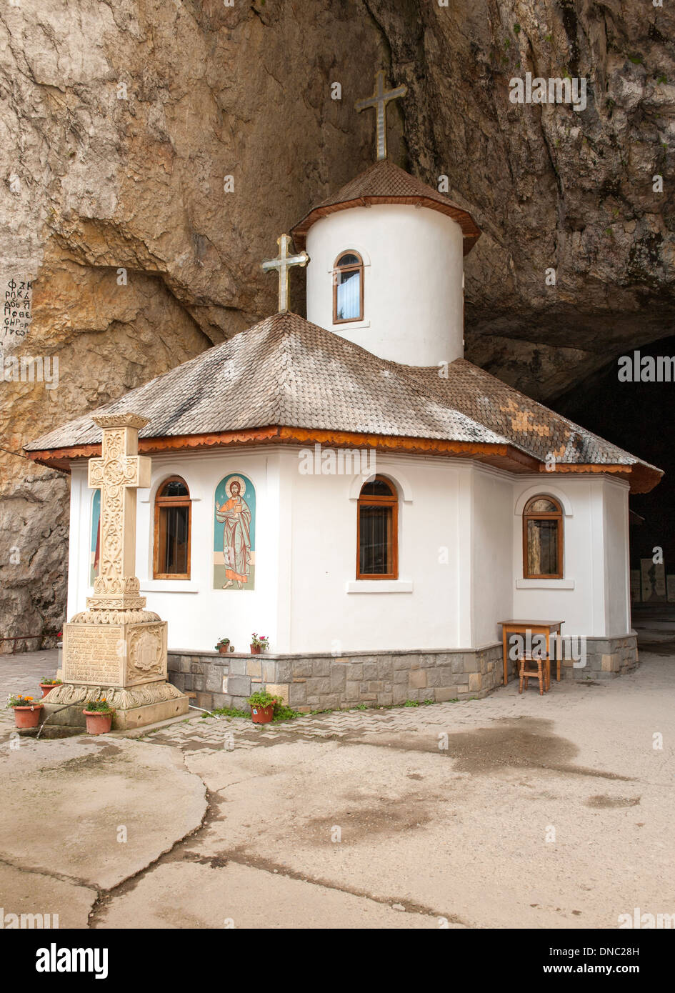 Das Kloster am Eingang zur Ialomicioara Höhle im Bucegi Gebirge der Region Transsylvanien Zentralrumänien. Stockfoto