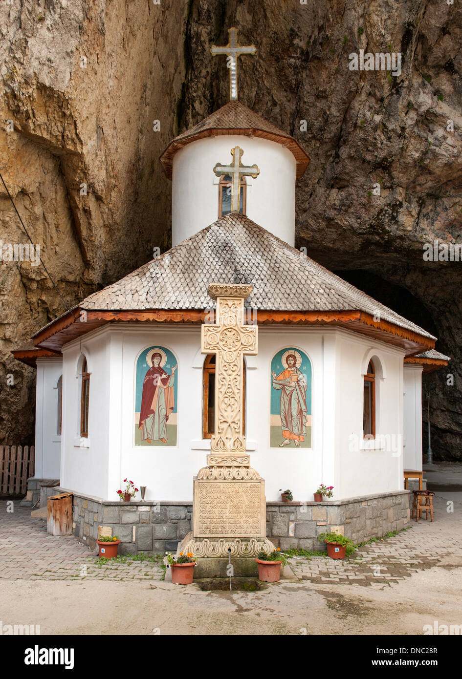Das Kloster am Eingang zur Ialomicioara Höhle im Bucegi Gebirge der Region Transsylvanien Zentralrumänien. Stockfoto