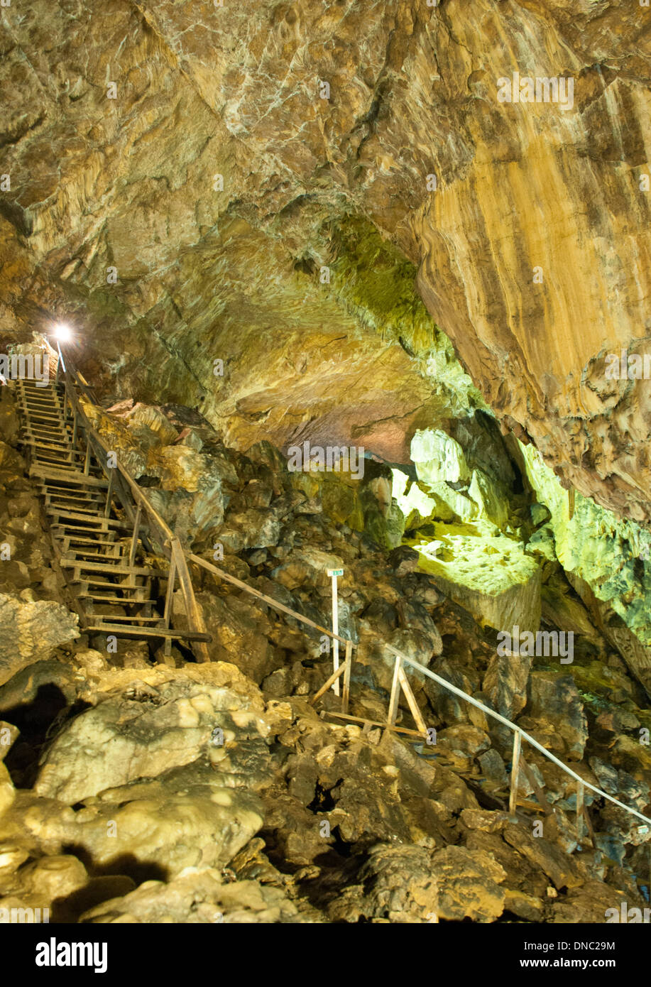 Holztreppe in der Ialomicioara-Höhle im Bucegi Gebirge der Region Transsylvanien Zentralrumänien. Stockfoto