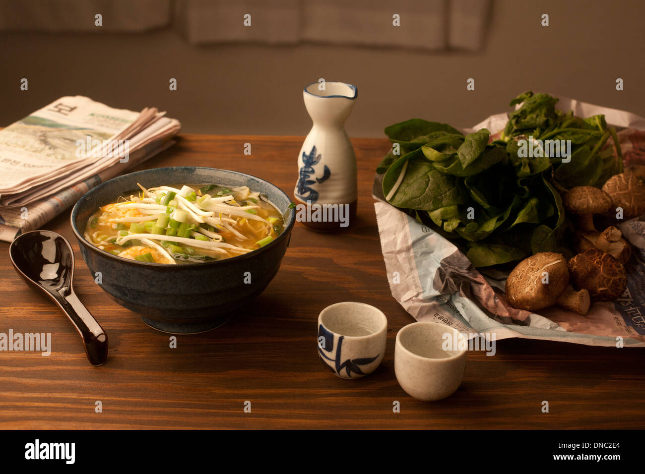 Ramen-Suppe-Stillleben mit Sake und Gemüse Stockfoto