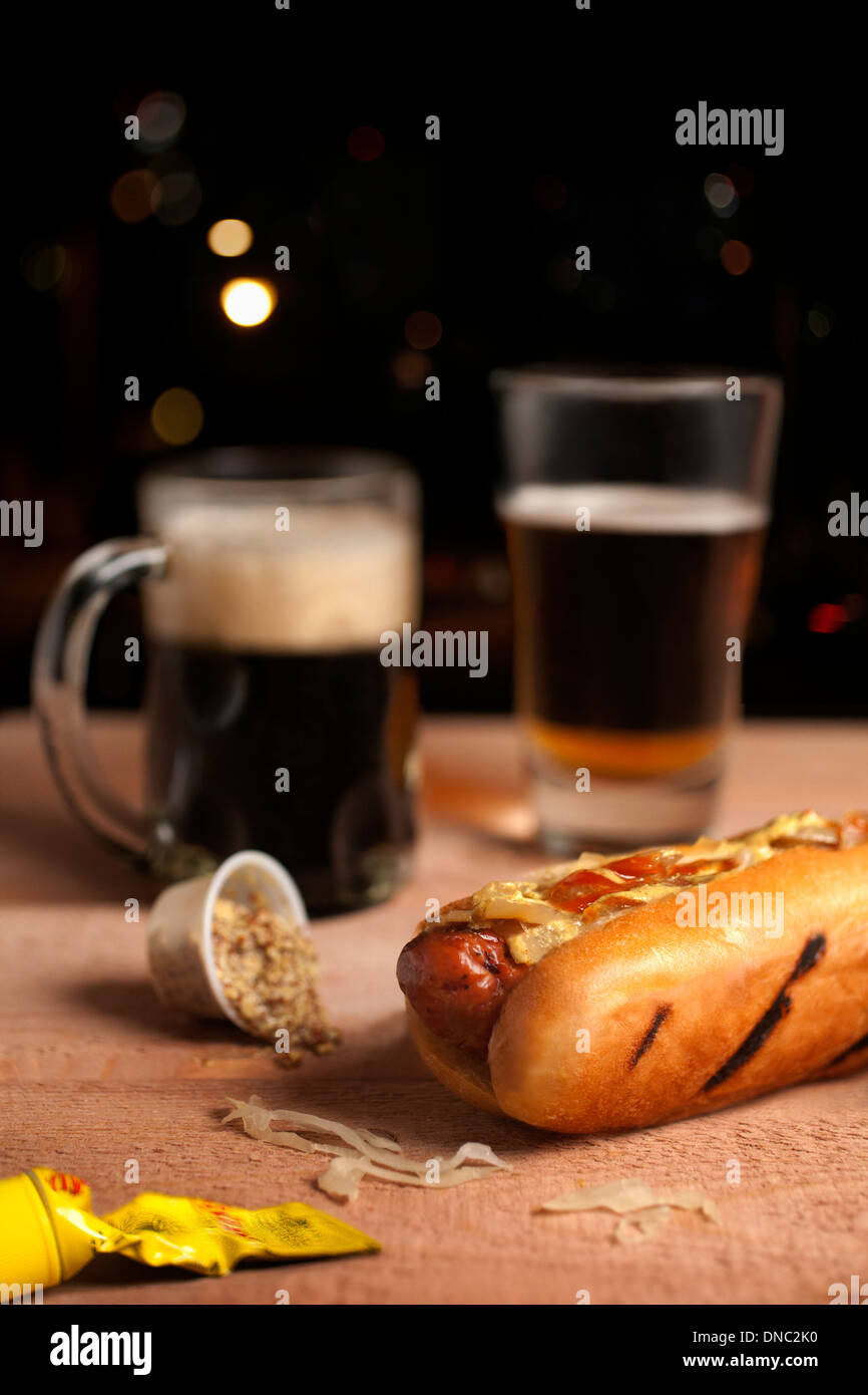 Hot Dog mit Senf und Bier Stockfoto