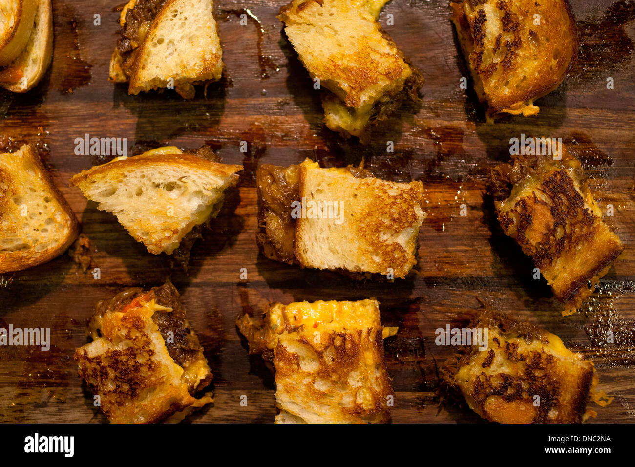 Gegrilltes Käse-Sandwiches an Bord Holzzuschnitt geviertelt Stockfoto