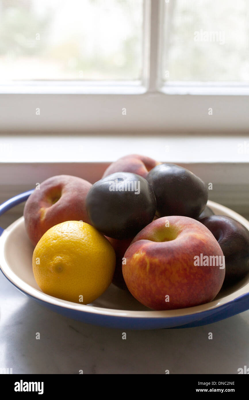 Stillleben Früchte in einer Schüssel mit Fenster Stockfoto